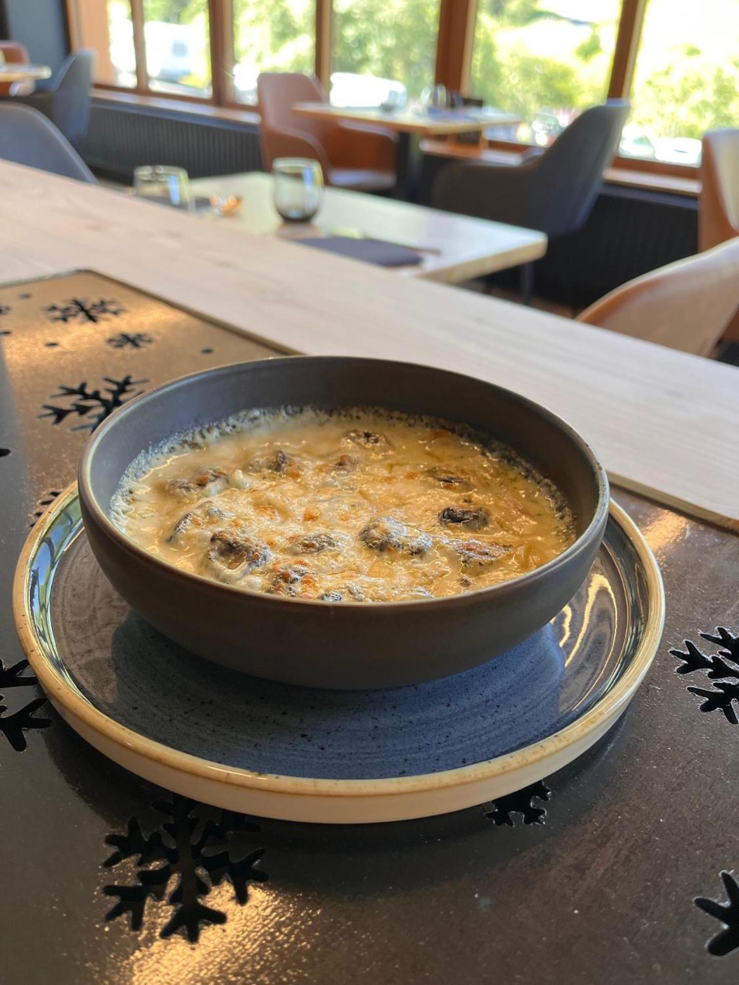 Hotel Du Puy Ferrand , Restaurant La Table De L'Ours 르몽도레 외부 사진