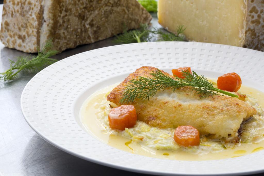 Hotel Du Puy Ferrand , Restaurant La Table De L'Ours 르몽도레 외부 사진
